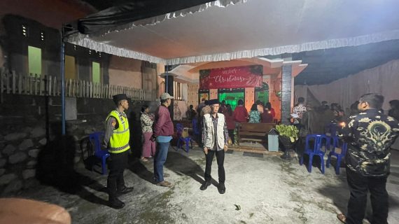 Personel Polsek Ngantang Amankan Ibadah Natal 2025