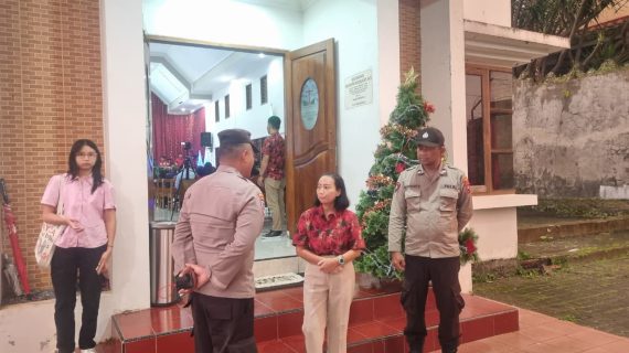 Personel Polsek Junrejo Amankan Ibadah Natal 2025 Gereja Baptis Indonesia