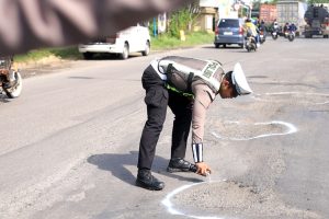 Jelang Nataru, Polres Gresik Tandai Jalan Berlubang Untuk Keselamatan Pengendara
