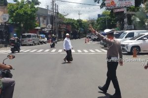 Personel Satlantas Polres Batu Kawal Keamanan dan Kelancaran Jamaah Sholat Jumat
