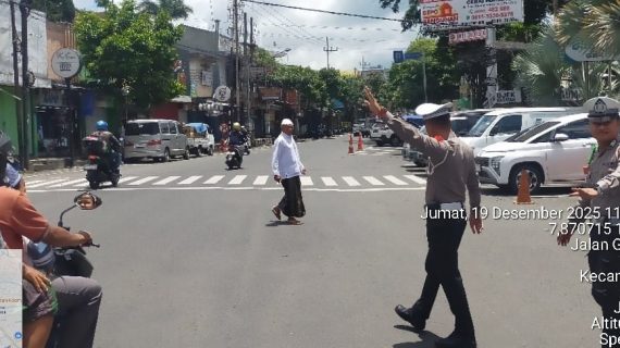 Personel Satlantas Polres Batu Kawal Keamanan dan Kelancaran Jamaah Sholat Jumat