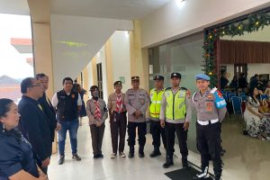 Sinergi Polisi, Security, dan Saka Bhayangkara Amankan Ibadah Natal Gereja Bethany Indonesia