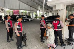 Ops Lilin Semeru Polda Jatim Libatkan Unit K9 Ditsamapta Laksanakan Patroli dan Sterilisasi Gereja