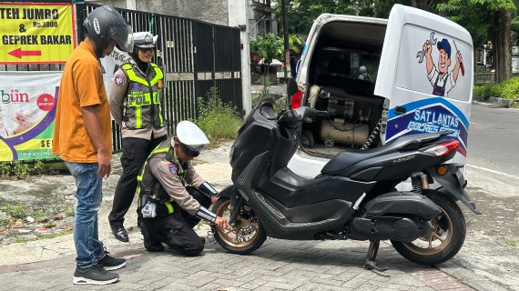 Polres Gresik Turunkan Mobil ‘KELINGAN AMAN’  Layanan Gratis Libur Nataru