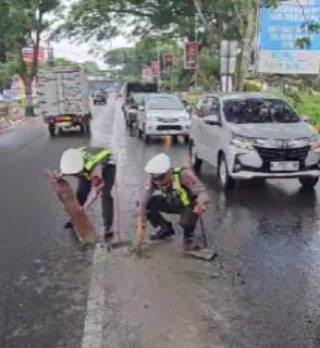 Respons Cepat, Personel Satlantas Amankan Jalan dari Tumpahan Semen