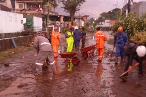 Personel Polsek Bumiaji Bersama BPBD Bersihkan Lumpur dan Sampah Akibat Luapan Sungai Paron