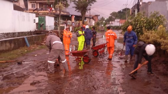 Personel Polsek Bumiaji Bersama BPBD Bersihkan Lumpur dan Sampah Akibat Luapan Sungai Paron
