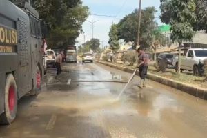 Minimalisir Debu Pasca Banjir, Polri Lakukan Pembersihan dan Penyiraman Jalan Protokol Aceh Tamiang