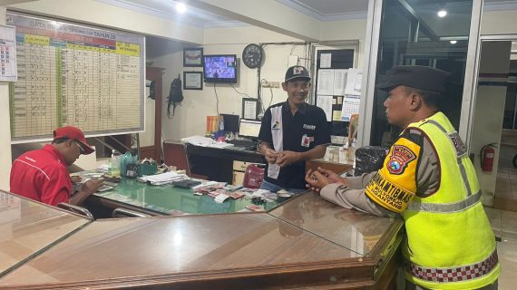 Jalin Sinergi, Polsek Ngantang Lakukan Patroli Dialogis ke SPBU, Ajak Karyawan Jadi Mitra Ciptakan Situasi Kondusif