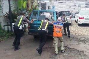 Ops Lilin Semeru 2025 : Tim Urai Satlantas Polres Batu Sigap Bantu Mobil Mogok