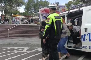 Ops Lilin Semeru 2025 : Personel Satlantas Polres Batu Laksanakan Patroli Si Batwan dan Antar Wisatawan Menuju Lokasi Wisata