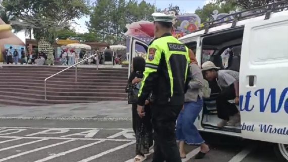 Ops Lilin Semeru 2025 : Personel Satlantas Polres Batu Laksanakan Patroli Si Batwan dan Antar Wisatawan Menuju Lokasi Wisata