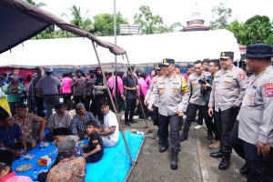 Wakapolri Tinjau Dapur Umum Bhayangkari dan Resmikan Sumur Bor di Huntara Asam Pulau