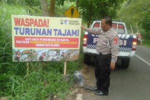 Satlantas Polres Batu Pasang Banner Peringatan, Antisipasi Titik Rawan Laka-Lantas Usai Insiden Fatal