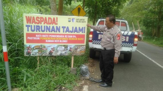Satlantas Polres Batu Pasang Banner Peringatan, Antisipasi Titik Rawan Laka-Lantas Usai Insiden Fatal
