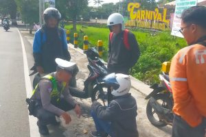 Sigap dan Humanis, Personel Satlantas Polres Batu Berikan Pertolongan Pertama Pada Korban Kecelakaan