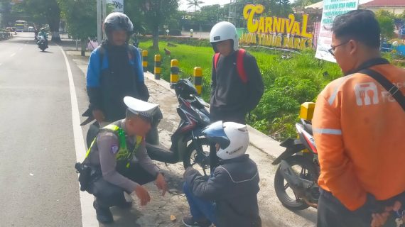 Sigap dan Humanis, Personel Satlantas Polres Batu Berikan Pertolongan Pertama Pada Korban Kecelakaan
