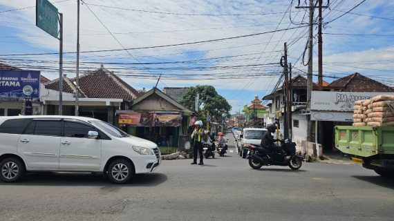Antisipasi Lonjakan Arus Lalu Lintas Akhir Pekan, Satlantas Polres Batu Kerahkan Personel untuk Pengaturan dan Pemantauan di Titik Rawan