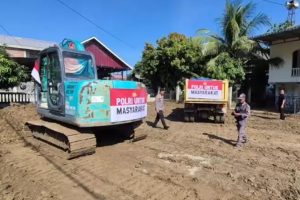 Bantuan Alat Berat Kapolri Dukung Pembersihan Lumpur Pasca Banjir di Pidie