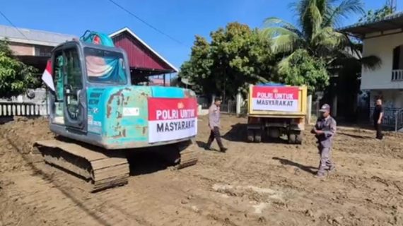 Bantuan Alat Berat Kapolri Dukung Pembersihan Lumpur Pasca Banjir di Pidie
