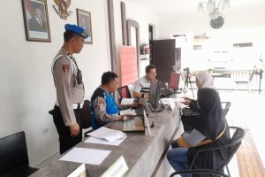 Cegah Pungli, Propam Polsek Batu Pantau Petugas Piket Yanmas