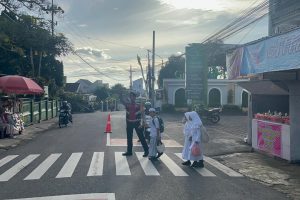 Lindungi Langkah Kecil, Sat Samapta Polres Batu Jadi “Pelindung” di Titik Penyeberangan Sekolah