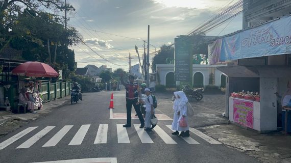 Lindungi Langkah Kecil, Sat Samapta Polres Batu Jadi “Pelindung” di Titik Penyeberangan Sekolah