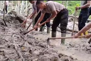 Di Tengah Lumpur dan Harapan, Polri Bersama Warga Buka Akses Jalan Kampung Setie Pascabencana