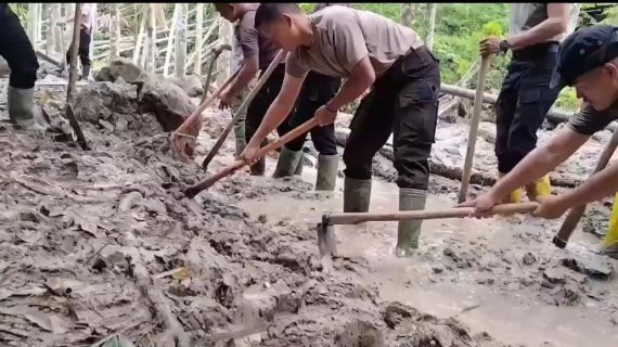 Di Tengah Lumpur dan Harapan, Polri Bersama Warga Buka Akses Jalan Kampung Setie Pascabencana