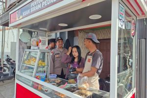 Bangun Sinergi, Polsek Pujon Gelar Patroli Dialogis di Kawasan PKL