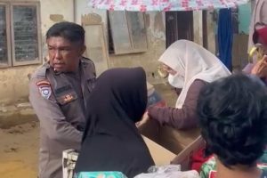 Polri Salurkan Bantuan Sembako untuk Warga Terdampak Banjir Bandang di Gurun Laweh