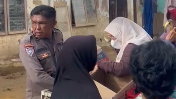 Polri Salurkan Bantuan Sembako untuk Warga Terdampak Banjir Bandang di Gurun Laweh