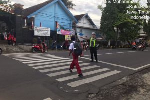 Lindungi Generasi Penerus, Personel Satlantas Jadi “Penjaga” Penyeberangan Sekolah