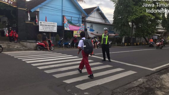 Lindungi Generasi Penerus, Personel Satlantas Jadi “Penjaga” Penyeberangan Sekolah