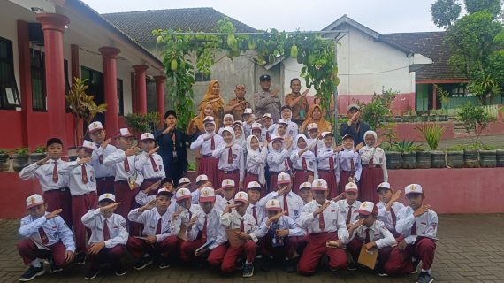 Dari Upacara Bendera, Bhabinkamtibmas Tanamkan Nilai Toleransi dan Cegah Perundungan Sejak Dini