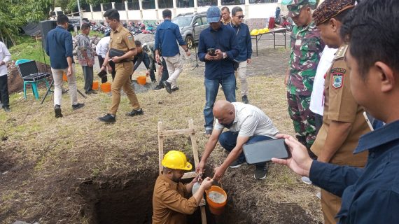 Dukung Pembangunan KDMP, Bhabinkamtibmas Awali Pengamanan sejak Peletakan Batu Pertama