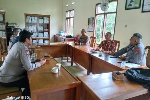 Patroli Dialogis, Wakapolsek Ngantang Ajak Perangkat Desa Tingkatkan Kewaspadaan