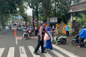 Pagi Aman, Anak Nyaman : Sat Samapta Polres Batu Hadir Mengawal Masa Depan Bangsa