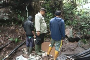 Bhabinkamtibmas Bersama Perangkat Desa Cek Pipa Air Bersih Warga Terdampak Banjir