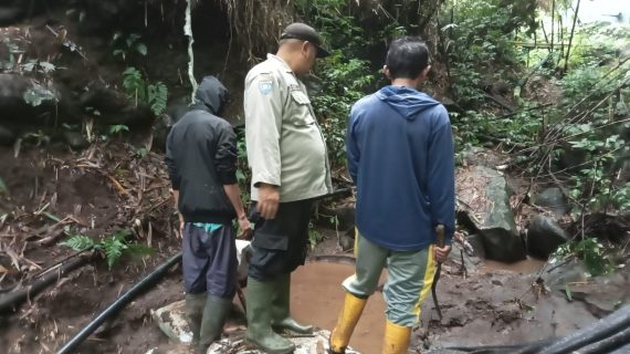 Bhabinkamtibmas Bersama Perangkat Desa Cek Pipa Air Bersih Warga Terdampak Banjir