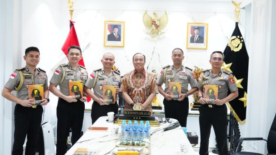 Lewat Buku, Wakapolri Titipkan Pesan Penting Pemberantasan TPPA–PPO kepada 5 Calon Atase dan Staf Teknis Polri