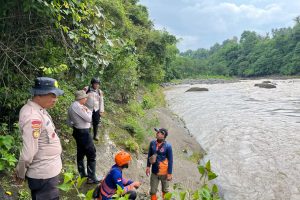 Polres Bondowoso Terjunkan Personel Pencarian Korban Hanyut di Sungai Sampeanbaru