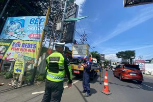 Antisipasi Dampak Cuaca Ekstrem, Satlantas Polres Batu Amankan dan Atur Lalu Lintas Saat Pelepasan PJU