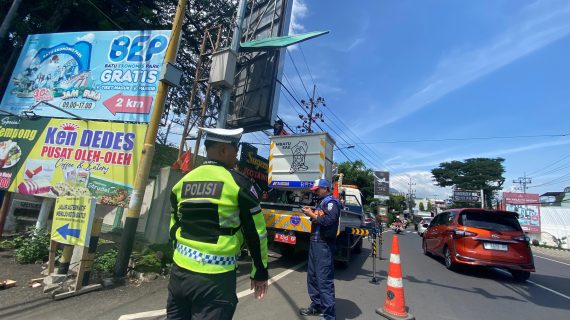Antisipasi Dampak Cuaca Ekstrem, Satlantas Polres Batu Amankan dan Atur Lalu Lintas Saat Pelepasan PJU