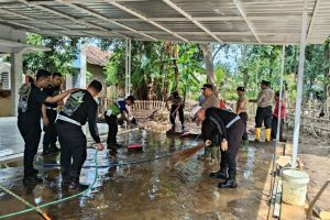 Polres Situbondo Bersihkan Fasum Terdampak Banjir Bandang di Desa Kalianget