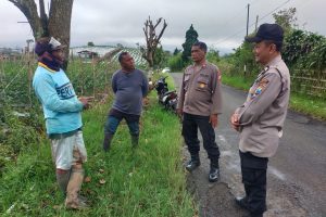 Antisipasi Gangguan Kamtibmas, Wakapolsek Pujon Patroli Dialogis di Desa Tawangsari