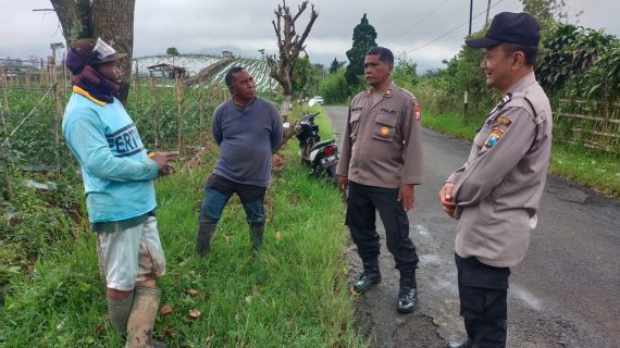 Antisipasi Gangguan Kamtibmas, Wakapolsek Pujon Patroli Dialogis di Desa Tawangsari