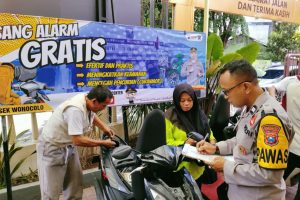 Pasang Alarm Gratis di Polsek Wonocolo Sepuluh Pendaftar Pertama Diberi Bonus Buah Durian