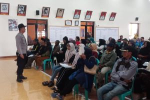 Pastikan Aman dan Tertib, Bhabinkamtibmas Polsek Pujon Pantau Pembagian Sertifikat Tanah PTSL