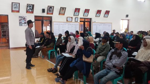 Pastikan Aman dan Tertib, Bhabinkamtibmas Polsek Pujon Pantau Pembagian Sertifikat Tanah PTSL